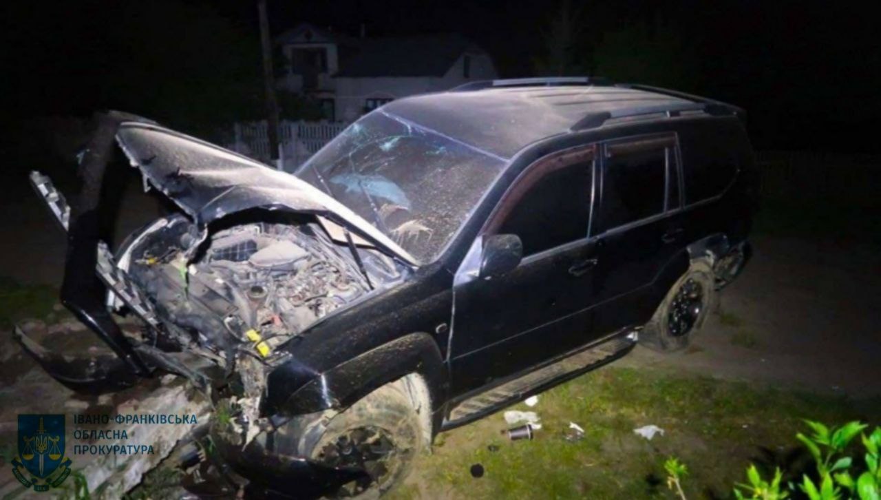 На Прикарпатті п’яний водій з пасажирами влетів у бетонний заїзд — суд взяв його під варту