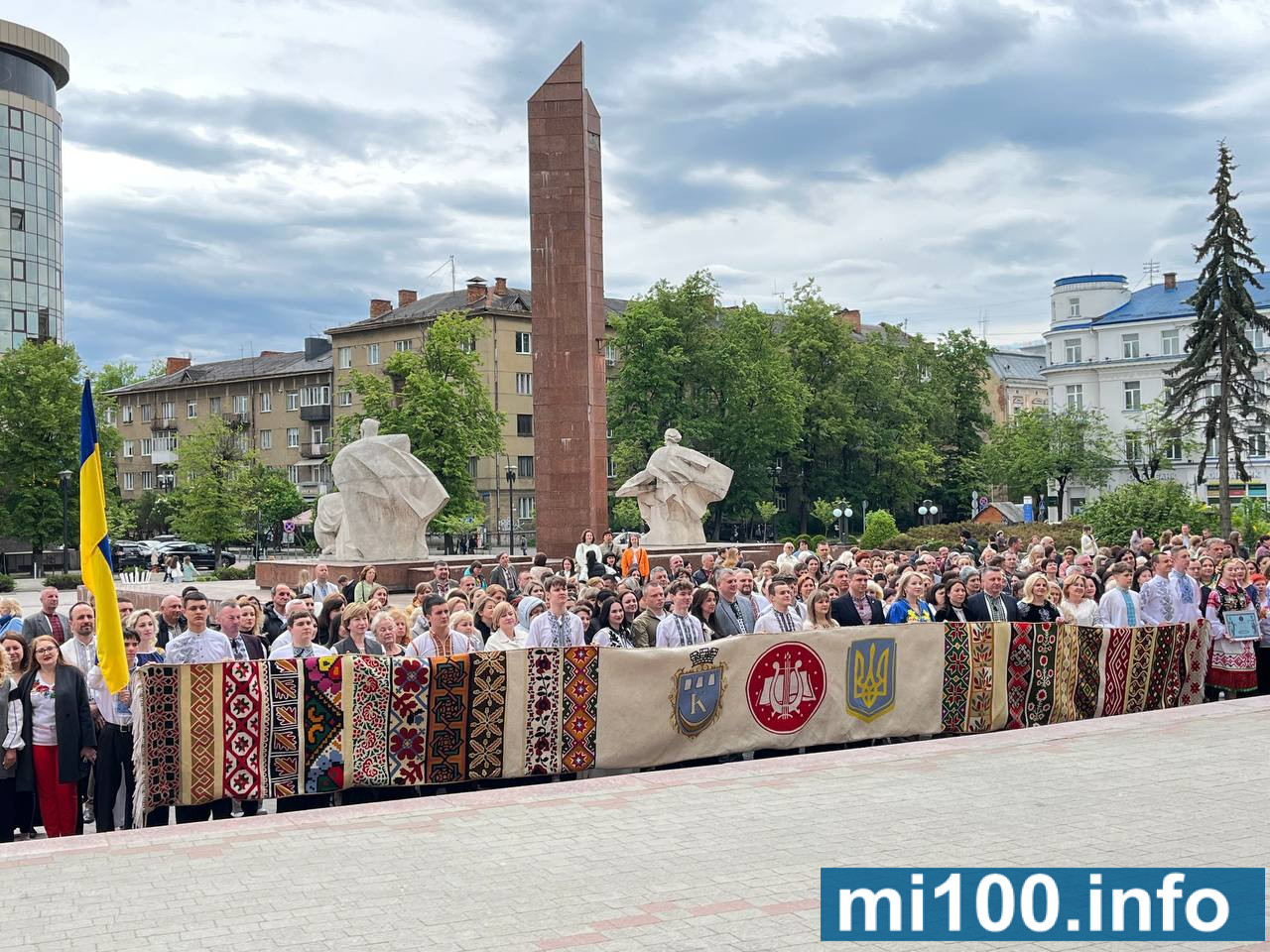 До Дня вишиванки в Івано-Франківську презентували унікальний рушник-рекордсмен — «Рушник єдності»