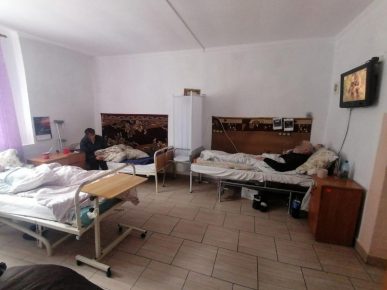 Холод, відсутність дієти і нелегальна медицина: що відбувається у соціальному центрі на Рогатинщині