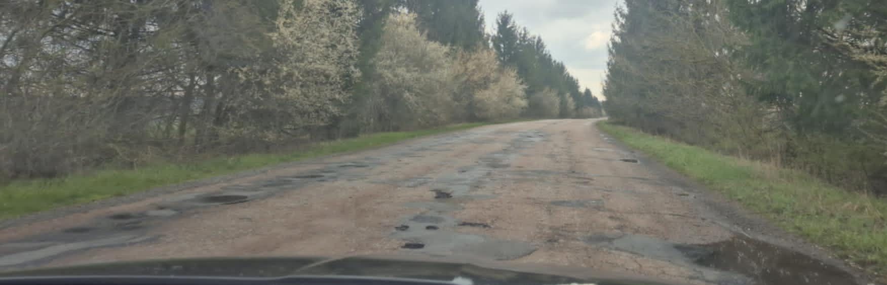 Нема фінансування: прикарпатці скаржаться на погані дороги