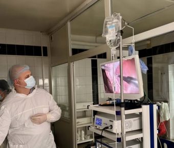 Хірургічне відділення Центральної міської клінічної лікарні Івано-Франківська щодня рятує здоров’я та життя пацієнтів. Щоб забезпечити максимально якісну і безпечну допомогу, лікарня постійно оновлює медичне обладнання.