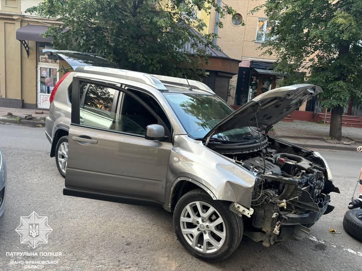 У Франківську водій в'їхав у дерево і пошкодив комунальне майно