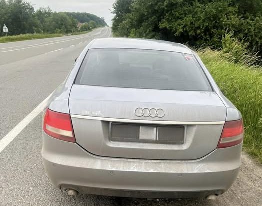 Їхав швидко і без прав: 22-річного водія зупинили на Прикарпатті