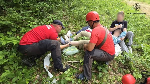 На Івано-Франківщині рятувальники двічі допомагали травмованим туристкам у горах