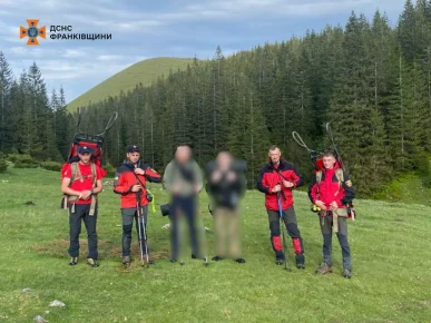 У Карпатах травмувався турист із Києва: рятувальники допомогли спуститися з гори