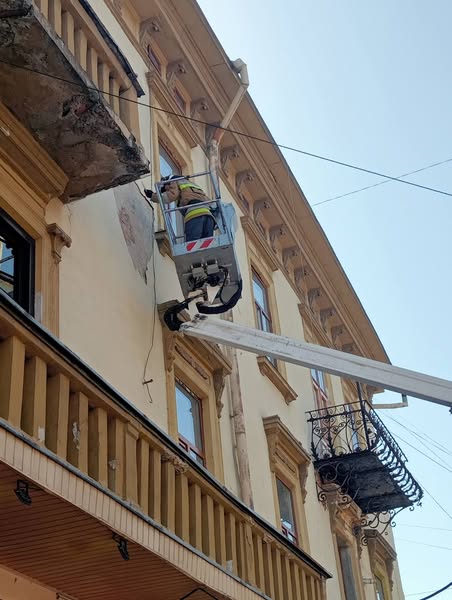 У центрі Івано-Франківська демонтували аварійну штукатурку після обвалу фасаду