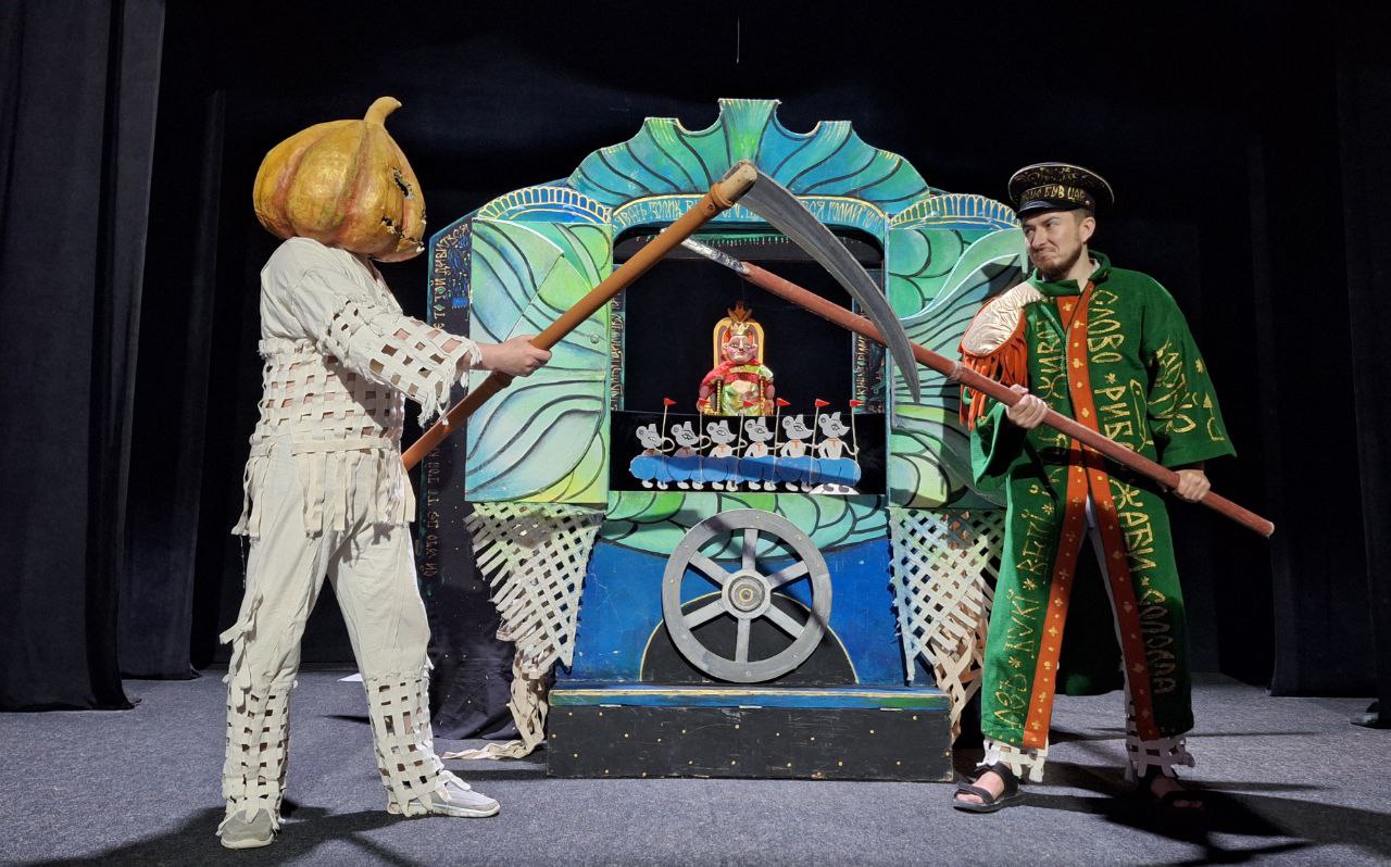 6 липня о 12:00 Івано-Франківський театр ляльок покаже виставу «Іван Голик – змієборець». Ця постановка вперше з’явилася на сцені театру у 1995-му і залишалася у репертуарі до 2010 року. Сьогоднішня версія має нову творчу редакцію драматургічного матеріалу, враховуючи сучасні вимоги ідейно-тематичного контексту.