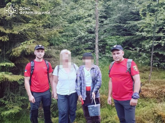 На Прикарпатті рятувальники допомогли жінці з дитиною, які заблукали в горах