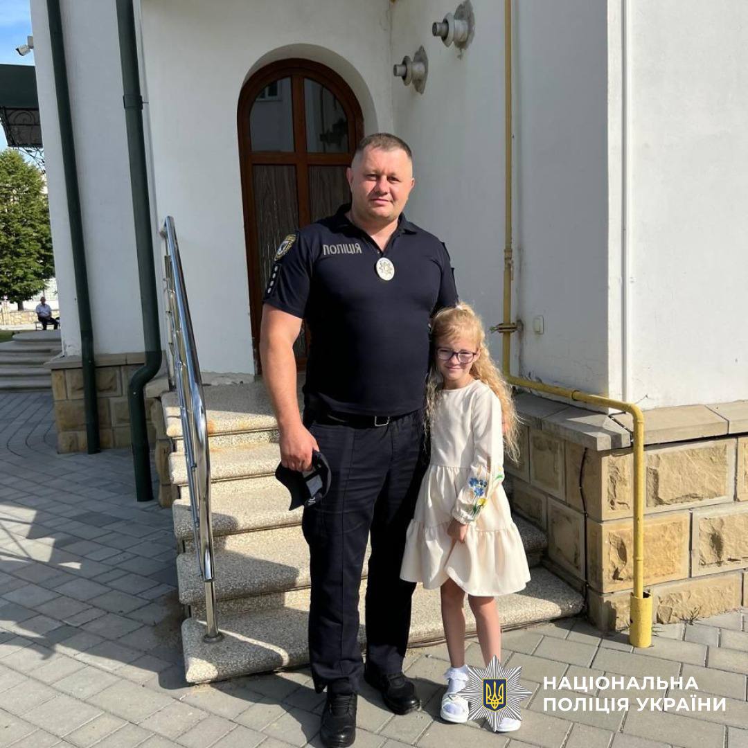 У Надвірній поліцейський врятував 6-річну дівчинку, яка подавилася цукеркою